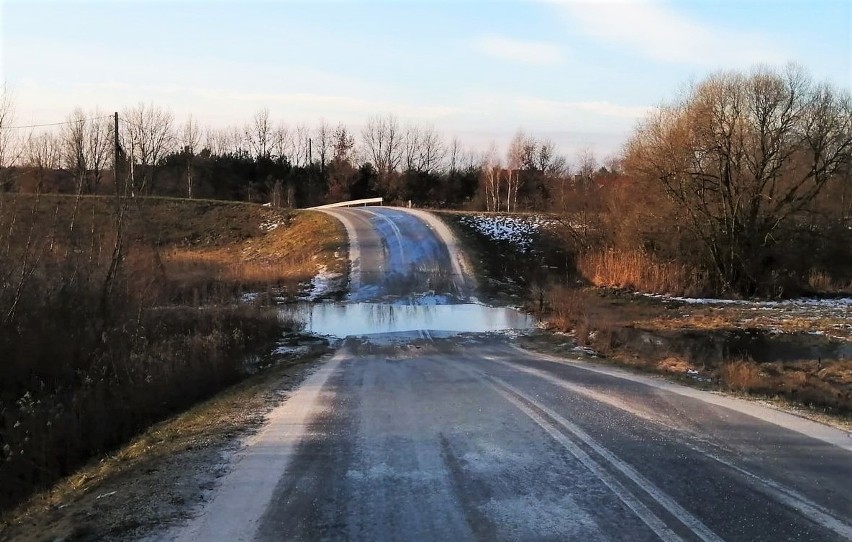 Tak wygląda 5 lutego droga dojazdowa do mostu w Orliskach w...