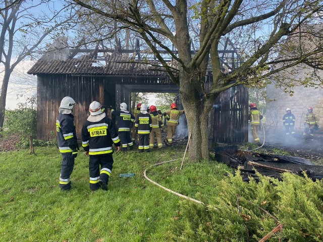 Pożar budynku gospodarczego w miejscowości Klimontówek w gminie Sędziszów. Z ogniem walczyło 25 strażaków.