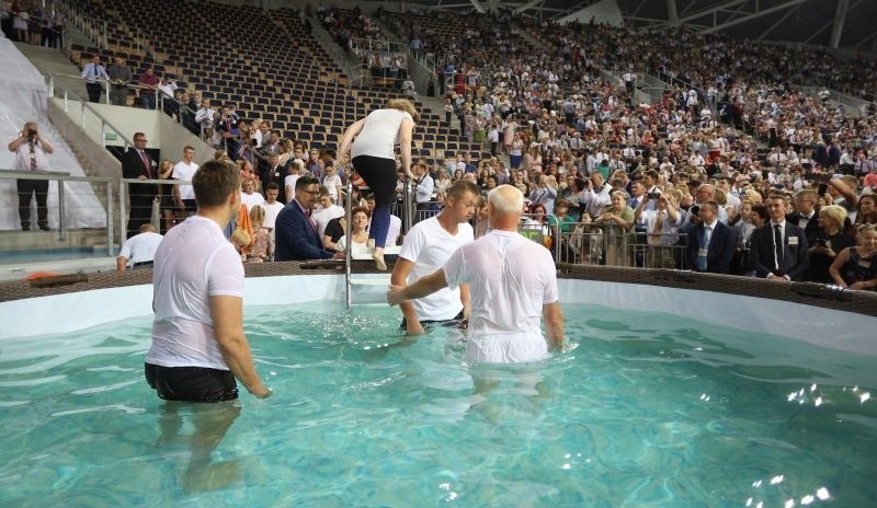 Zanurzyli się w basenie w Atlas Arenie, czyli chrzest świadków Jehowy [ZDJĘCIA]