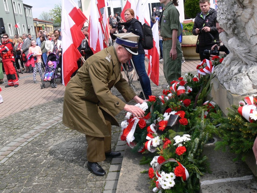 Wśród licznych delegacji składających kwiaty przed pomnikiem...