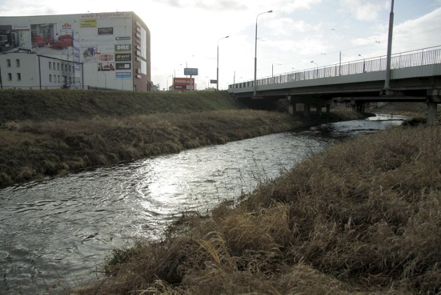 Al. Unii Lubelskiej. Po moście nie mogą od dzisiaj jeździć pojazdy o masie powyżej 20 ton, prędkość innych ograniczona do 30 km/h.