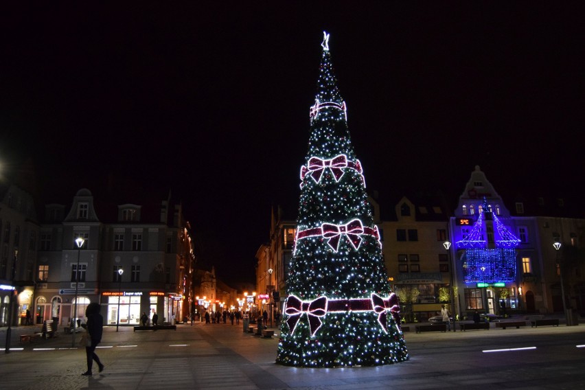 Plac Wolność w Szczecinku w świątecznej odsłonie. A w sobotę jarmark [zdjęcia, wideo]
