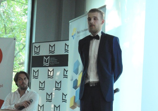 Dawid Piwowarski (stoi) podczas prezentacji swojego pomysłu na 33 Startup Mikserze w Opolu.