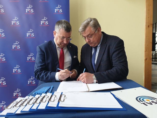 Kosma Złotowski (z prawej) i Przemysław Przybylski jako pierwsi podpisali petycję do prezesa PKP