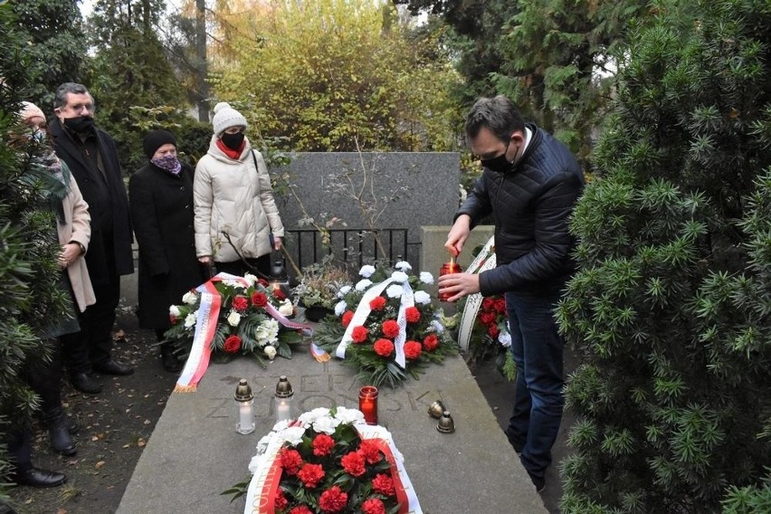 95 lat od śmierci Żeromskiego. Skromne spotkanie na warszawskim cmentarzu z udziałem delegacji z Masłowa [ZDJĘCIA]