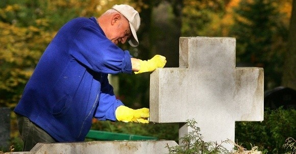 Samo sprzątanie pojedynczego grobu na cmentarzu zamawiane w firmie kosztuje około 30 zł.