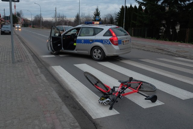 Do wypadku doszło w czwartek po godz. 14 na ul. Rogozińskiego w Przemyślu.Kierujący renault, mieszkaniec pow. jarosławskiego jadąc od strony ul. Buszkowickiej, nie zachował bezpiecznej odległości do rowerzysty i go potrącił. Mężczyzna przewrócił się na jezdnię doznając urazu nogi. Rowerzysta został przetransportowany do szpitala.W miejscu zdarzenia ruch odbywa się wahadło. Czynności wykonują policjanci.Zobacz także: Policjanci poszkodowani w wypadku w Przemyślu