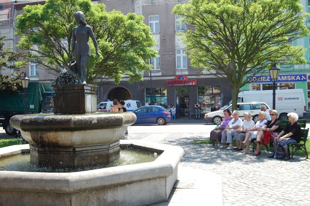 Rynek w Nakle to ważne miejsce. Mieszkańcy lubią tu posiedzieć przy fontannie. Centralny plac miasta czekają jednak zmiany