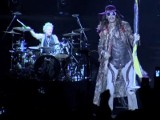 Ambasador USA na koncercie Aerosmith. Powinien...?