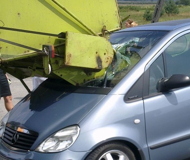 W niedzielne przedpołudnie w Małyszynie Górnym w powiecie starachowickim kombajn uderzył w przód mercedesa. Na pomoc przyjechali strażacy.