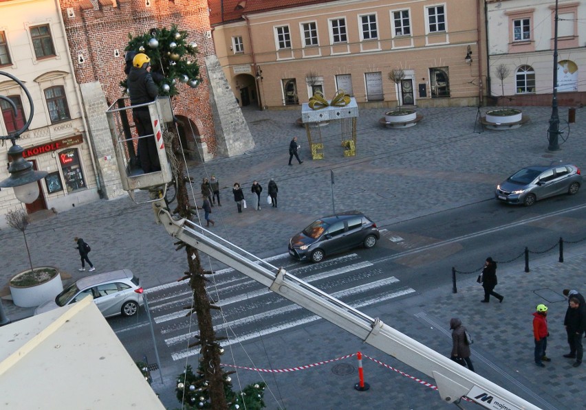 Trwa montaż choinki na placu Łokietka. Uroczyste "odpalenie" - w piątek 