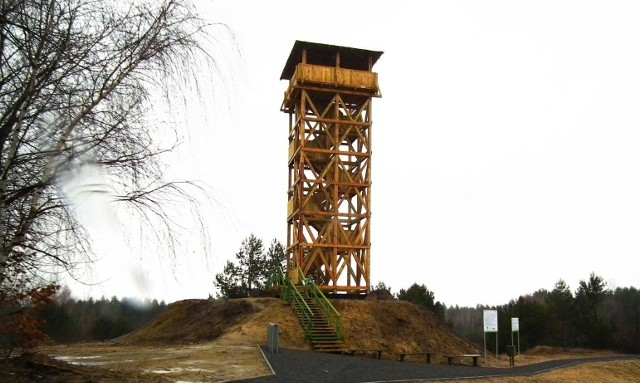 Wieża o wysokości 16,97 m zlokalizowana jest na terenie tzw. glinianek, znajdujących się w na terenie Wielkopolskiego Parku Narodowego