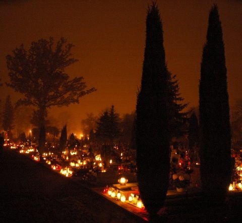 W listopadową noc przylatują dusze z tamtego świata. Ploną...