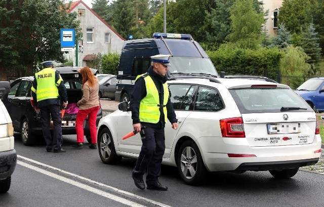 Podczas obławy na złodzieja samochodu w okolicach jeziora Głębokiego policjanci sprawdzali każdy przejeżdżający samochód