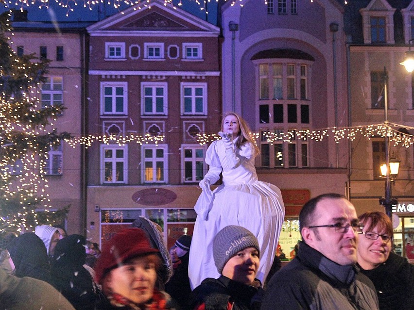 Renifery, Mikołaj i pani Zima na szczudłach - spektakl uliczny na grudziądzkim Rynku [zdjęcia]