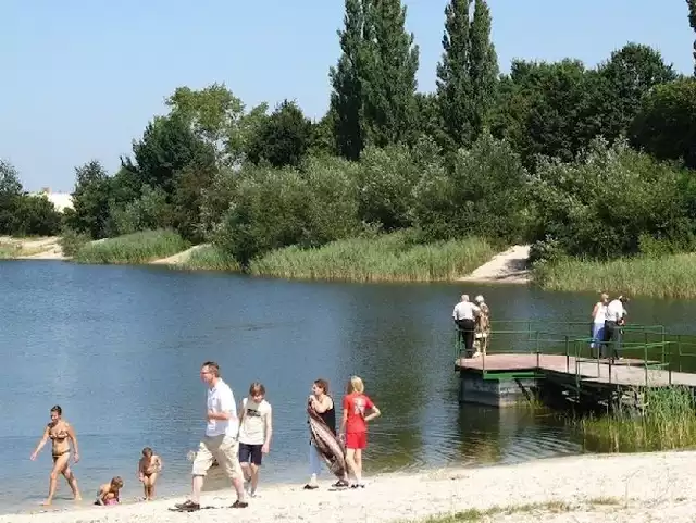 Nad nowodębskim zalewem w ciepłe dni pojawiają się plażowicze.