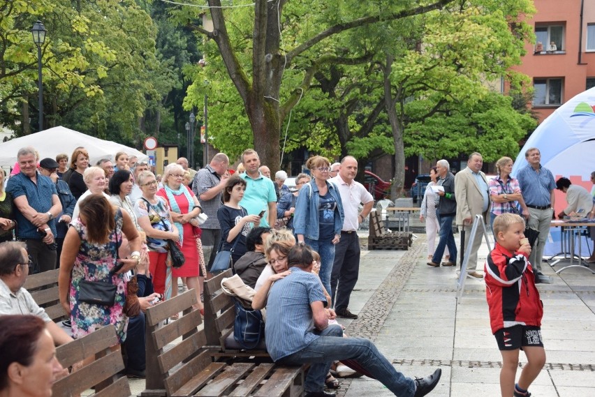 Seniorzy na koncercie Waweli. Krzeszowickie integracje z tańcami przed sceną [ZDJĘCIA]