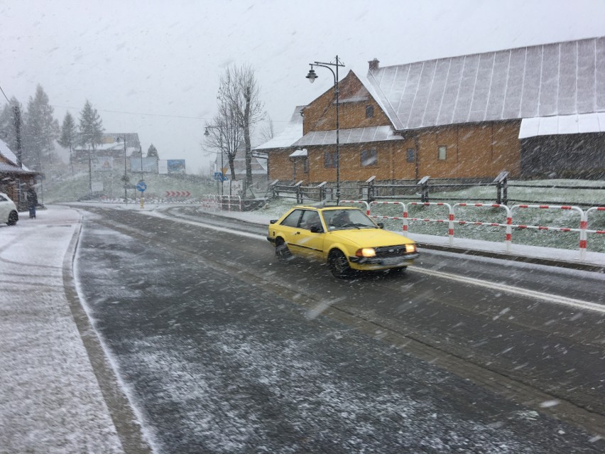 Podhale: Śnieżyca w Bukowinie Tatrzańskiej. Fatalne warunki do jazdy [ZDJĘCIA]