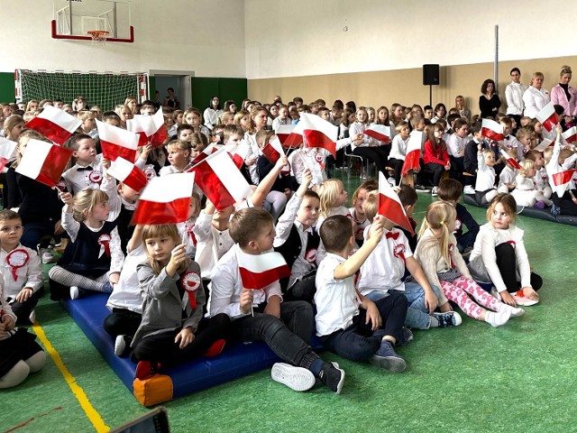 W Szkole Podstawowej w Borkowie odbyła się uroczysta akademia z okazji Narodowego Święta Niepodległości.