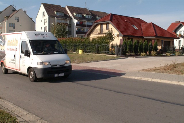 Na ulicy Armii Krajowej jest duży ruch. Mieszkańcy jej wewnętrznej odnogi mogą - póki co - zapomnieć o swoim pomyśle zamontowania tam progów zwalniających. Nie bardzo wierzą w to, że policja czy straż miejska będą stale pilnować ich ulicy. - Ze względu na układ skrzyżowań zrobienie tu progów zwalniających jest niemożliwe - uważa Stanisław Kazimierski, inżynier miasta.