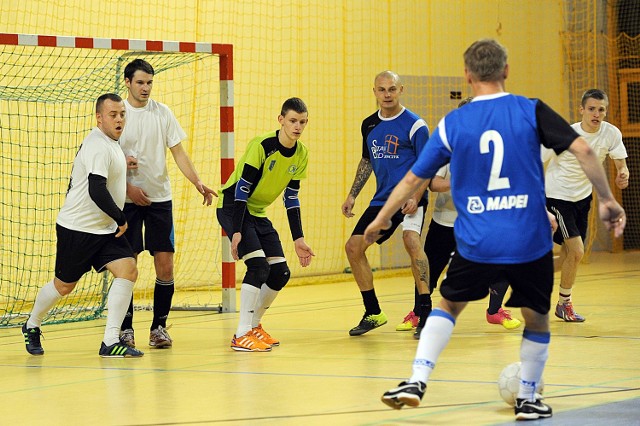 Fragment sobotniego meczu Stan-Bud (ciemne koszulki) Komza Team.