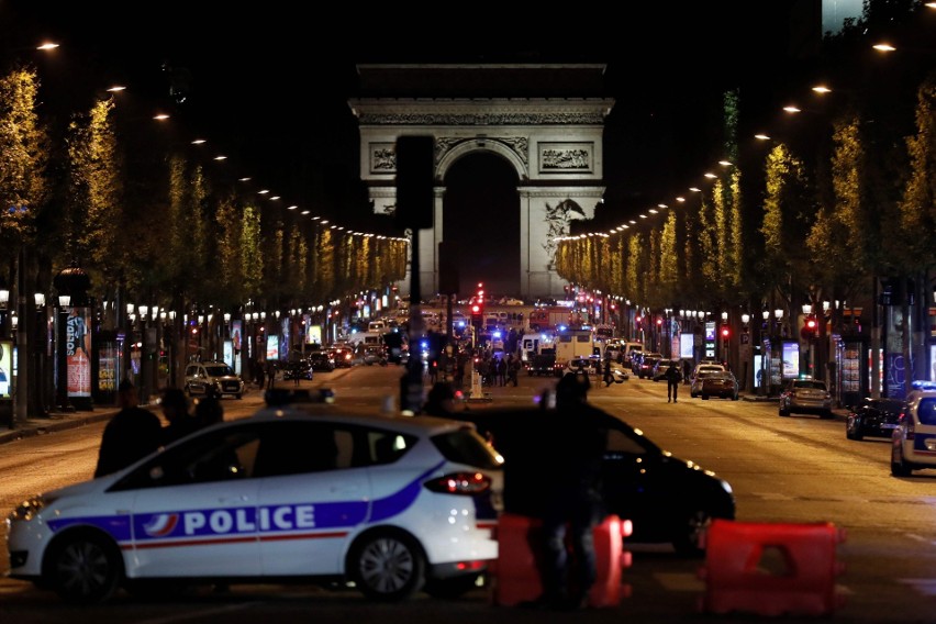 Miejsce strzelaniny w Paryżu - Champs Elysees na wysokości...