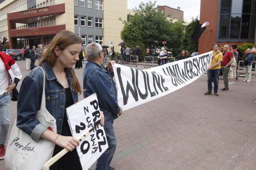 Reforma Gowina. "Balkonowy" protest przeciw reformie nauki także na Wydziale Ekonomiczno-Socjologicznym Uniwersytetu Łódzkiego [ZDJĘCIA]