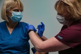 Szczepienia przeciw COVID-19 w Małopolsce. Pierwsza zaszczepiona to Krystyna Matusik - pielęgniarka z krakowskiego Szpitala Uniwersyteckiego