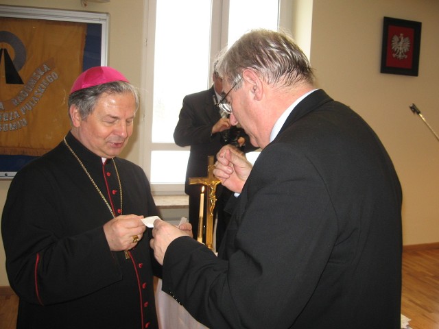 Jako pierwsi opłatkiem przełamali się rektor Mirosław Luft i biskup Henryk Tomasik