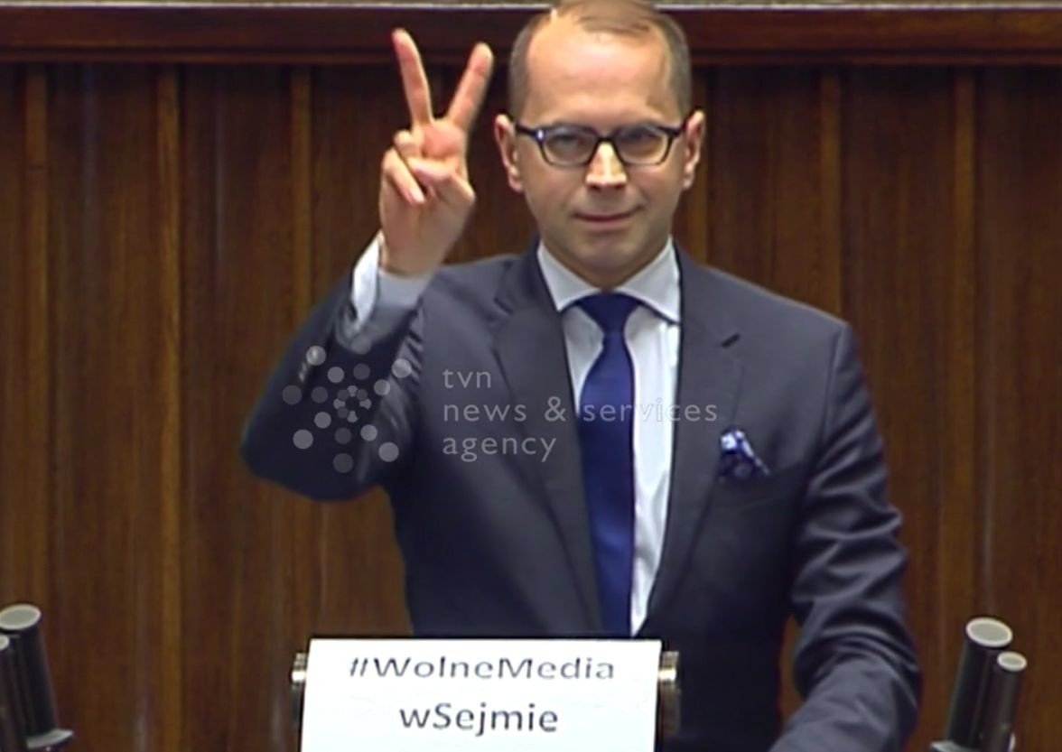 Konstytucja Wolne Media Poslowie Opozycji Okupuja Sejmowa Mownice Echo Dnia Swietokrzyskie