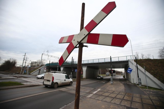 Eksperci są zgodni: proponowany przez miasto projekt tramwaj na Jagodno to wyrzucanie pieniędzy w błoto, które uczyni więcej szkody niż pożytku. Na rozwiązania z XXI wieku miasto nie ma pieniędzy. Prezes MPK proponuje w tej sytuacji trolejbus na Jagodno, a prezydent Sutryk przypomina, że politykę transportową kreuje on, a Balawejder jest od jej realizowania.Czytajcie więcej o tej sprawie na następnych slajdach, posługując się klawiszami strzałek, myszką albo gestami