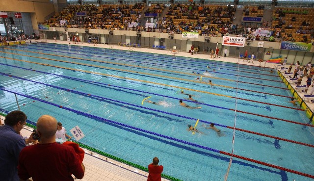 Basen olimpijski w Szczecinie otwarty. Pływające dzieci i młodzież pierwsi sprawdzili tory na nowym basenie.