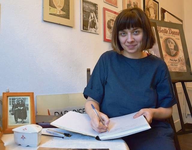 Justyna Suwała wpisała się do księgi pamiątkowej w izbie Poli Negri w lipnowskim kinie „Nawojka”