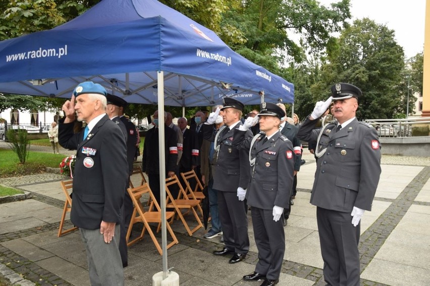 Delegacje radomskich instytucji, żołnierze i kombatanci oraz...