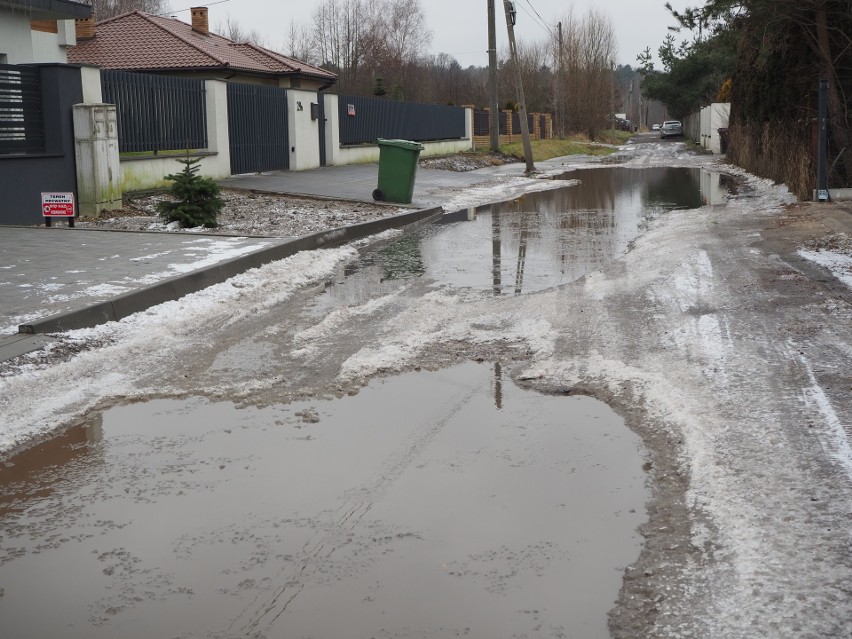 Pływają po ul. Tabelowej i drżą o dzieci wracające ze szkoły! Woda wlewa się do kaloszy górą