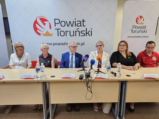 Na zdjęciu od lewej Hanna Tucholska (społecznik, w ramach akcji organizuje zbiórki w Grębocinie i Koniczynce), Jolanta sadowska (społecznik, Dobrzejewice), Brygida Czapiewska (sołtys i społecznik, Mała Nieszawka), Marek Olszewski (starosta powiatu toruńskiego), Ewa Bogusławska - Kowalska (prezes Regionalnego Centrum Krwiodawstwa i Krwiolecznictwa w Bydgoszczy), Katarzyna Kwiatkowska (społecznik, Łubianka) i Dawid Buliński (społecznik, Przysiek, Czarnowo)