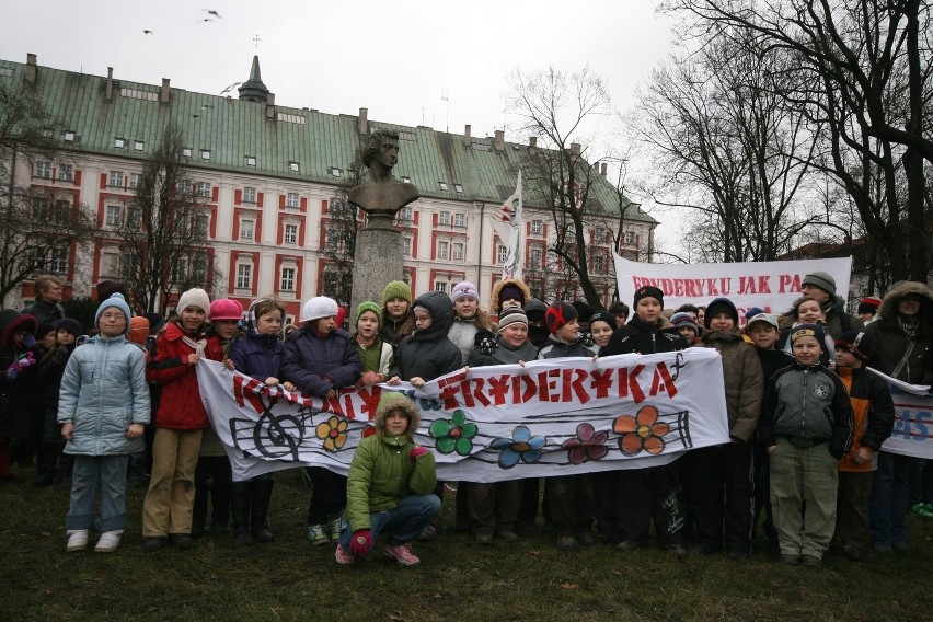 Młodzi Melomani przyszli na manifestację z transparentami