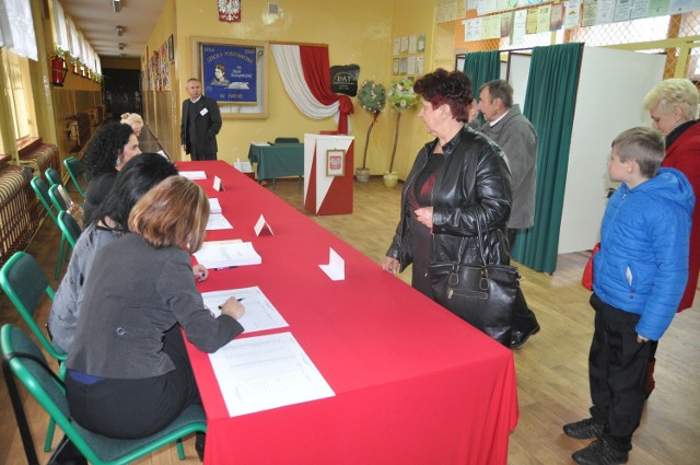 Głosowanie w szkole w Iwinie.