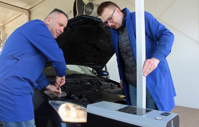 W tegorocznej akcji darmowych przeglądów technicznych zorganizowanej w sobotę przez Automobilklub Toruński, delegatura  w Grudziądzu udział wzięły stacje diagnostyczne: Auto Strefa S. C., Tospol- Centrum Motoryzacyjne i Maszudziński. Średnio z każdej stacji skorzystało 40 kierowców chcących sprawdzić kondycję swojego auta po zimie. Nasz fotoreporter odwiedził Auto Strefę gdzie diagności Szymon Sigorski, Tomasz Serocki i Marek Kołtonowski nie narzekali na brak zajęcia.