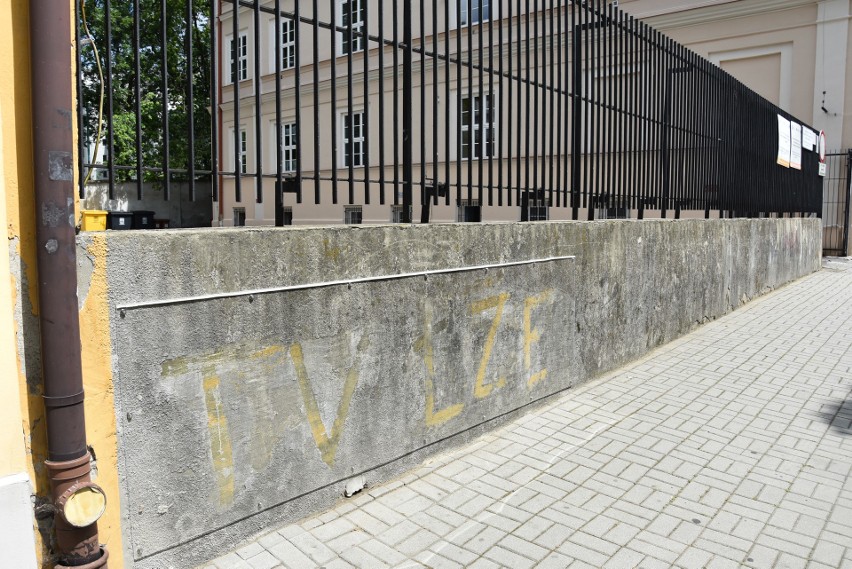Napis „TV Łże” ktoś wymalował farbą na murze przy ulicy...