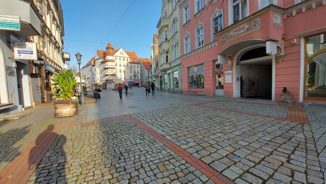 Mimo pięknej pogody, na zielonogórskim deptaku w niedzielne popołudnie było pusto i smutno. WIDEO: Zielona Góra. Zobacz jak wygląda piękna polska jesień w Parku Poetów. 03.11.2020