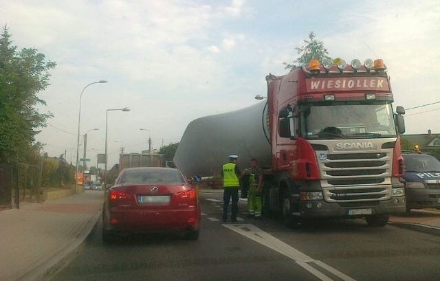 Internauci przesłali nam materiały, na których widać transport łopat do elektrowni wiatrowej w gminie Orla.