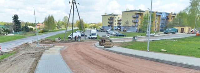 Przebudowa ulic Elegii, Pieśni, Padewskiej i Zamoyskiego miała potrwać do końca kwietnia. Wykonawca nie dotrzymał terminu. Na ulicach Padewskiej i Elegii ułożono podbudowę z kruszywa. Prace wykończeniowe trwają na chodnikach po obydwu stronach.