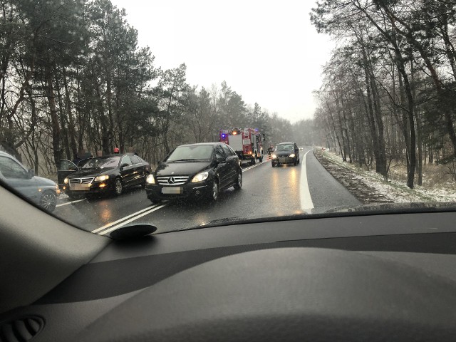 W miejscowości Widełka pow. kolbuszowski dachował samochód.  O zdarzeniu poinformował nas Internauta.-  Wypadek na 178 km droga krajowa nr 9 Widełka. Samochód osobowy dachował w rowie. - napisał do nas na alarm@nowiny24.pl.Dziękujemy za zdjęcia!