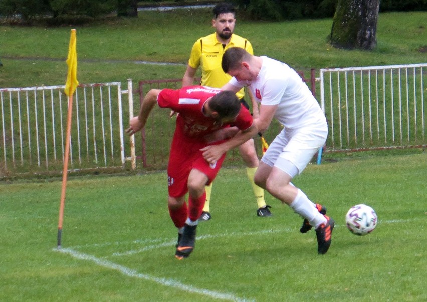 Orzeł Przeworsk (czerwone stroje) pokonał Start Pruchnik