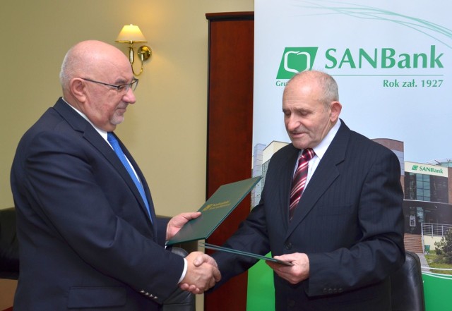 Prezes SAN-Banku Stanisław Kłapeć i prezes Viktorii Stanisław Anioł wymieniają podpisane umowy.