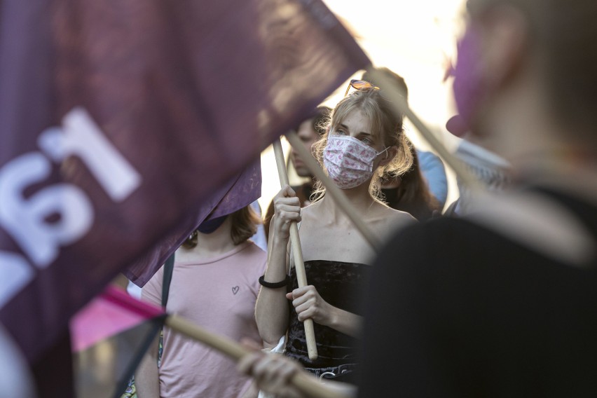 Protest pod krakowskim magistratem przeciwko podwyżkom cen...