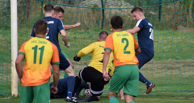 V liga piłkarska, Wadowice: Nadwiślanin Gromiec - LKS Żarki 3:0. Na zdjęciu: Konrad Bogacz (nr 20, z prawej) w zamieszaniu przed żarecką bramką wpycha piłkę do siatki.