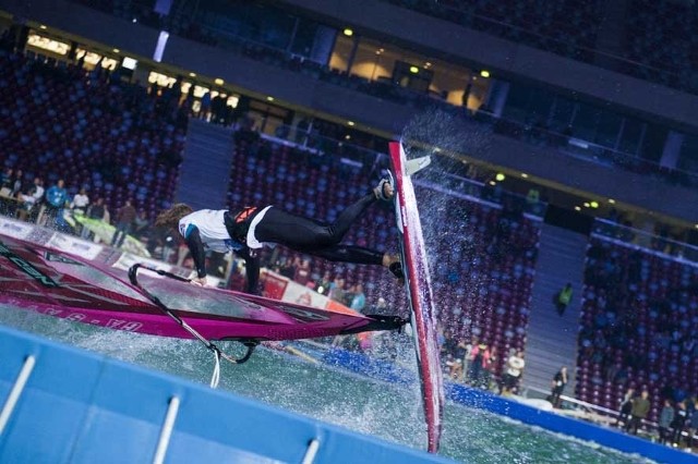 Piątek 05.09Polska, Warszawa. Zawodnik wykonuje skok podczas Puchar Świata w windsurfingu rozgrywanego na Stadionie Narodowym w Warszawie.