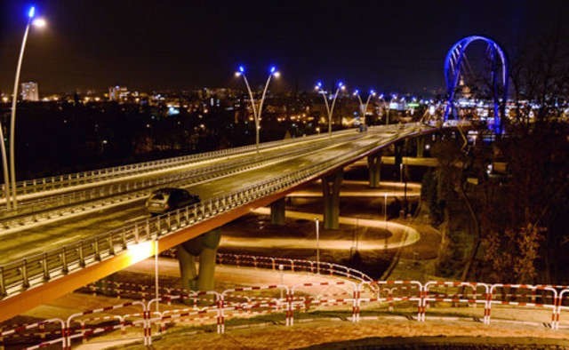 Most Uniwersytecki w pełnym oświetleniu [NOWE ZDJĘCIA]